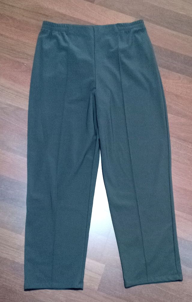 Pantalones capri grises