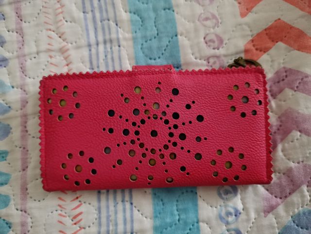 Cartera rosa con diseño