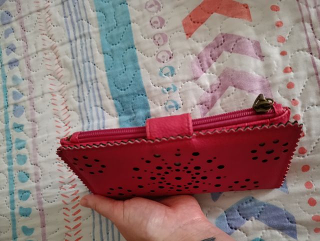 Cartera rosa con diseño