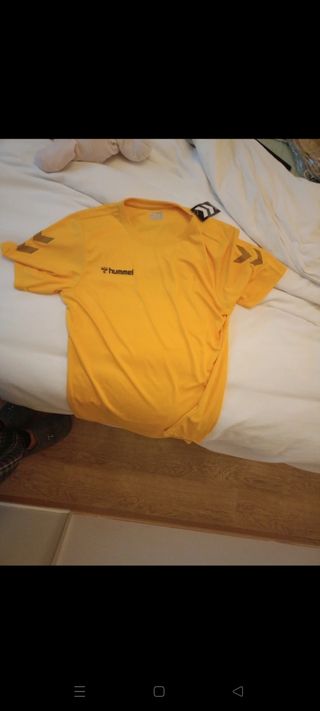 Camiseta hummel amarilla.nueva con etiqueta