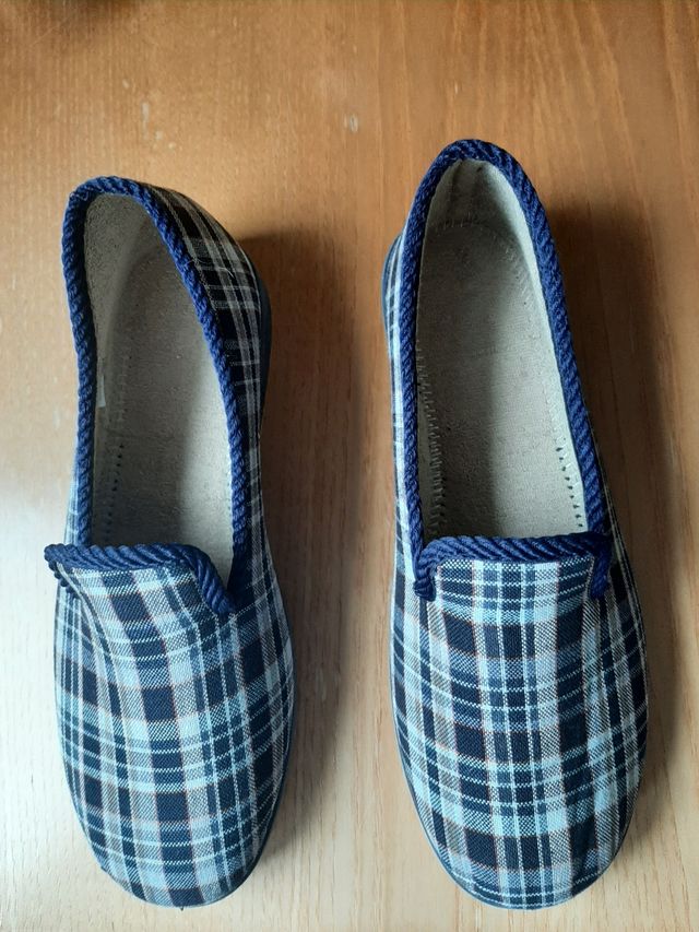 Zapatillas algodon para casa  Talla 40.
Valían 16€