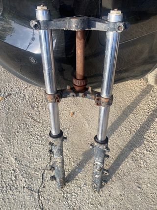 Horquilla Yamaha RD 350 con la tija tiene oxido