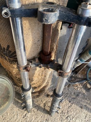 Horquilla Yamaha RD 350 con la tija tiene oxido