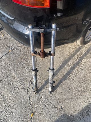 Horquilla Yamaha RD 350 con la tija tiene oxido