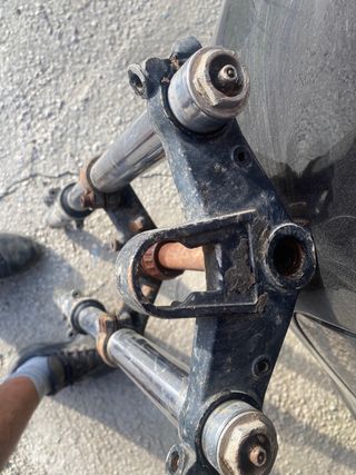 Horquilla Yamaha RD 350 con la tija tiene oxido