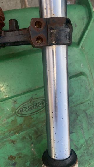 Horquilla Yamaha RD 350 con la tija tiene oxido