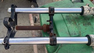 Horquilla Yamaha RD 350 con la tija tiene oxido