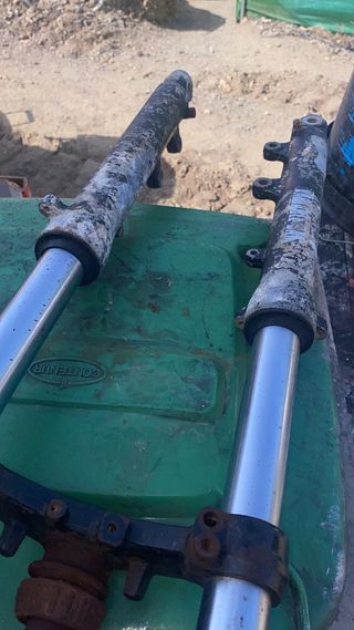 Horquilla Yamaha RD 350 con la tija tiene oxido