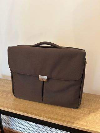 Maletín marrón ejecutivo