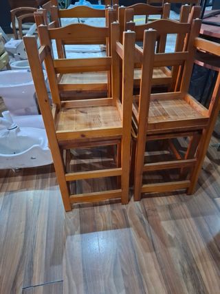8 uds. Sillas Madera Pino. Se regala mesa. URGE.
