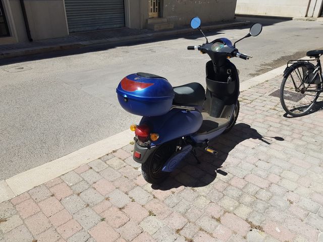 Scooter elettrico blu - usato