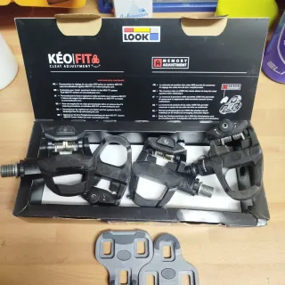 Dos pares de Pedales Look Keo Fit Carbono y calas