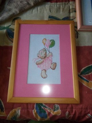 2 Cuadros Bordados a Mano: Oso y Pescador