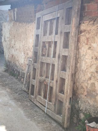 Puerta madera antigua rural