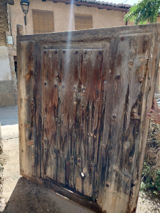 Puerta madera antigua rural