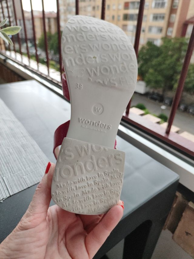 Sandalias tacón cómodo.
