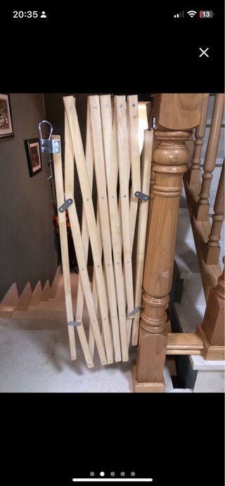 Barrera extensible madera para escaleras