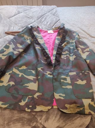 Chaqueta militar con estampado nueva sin etiqueta 