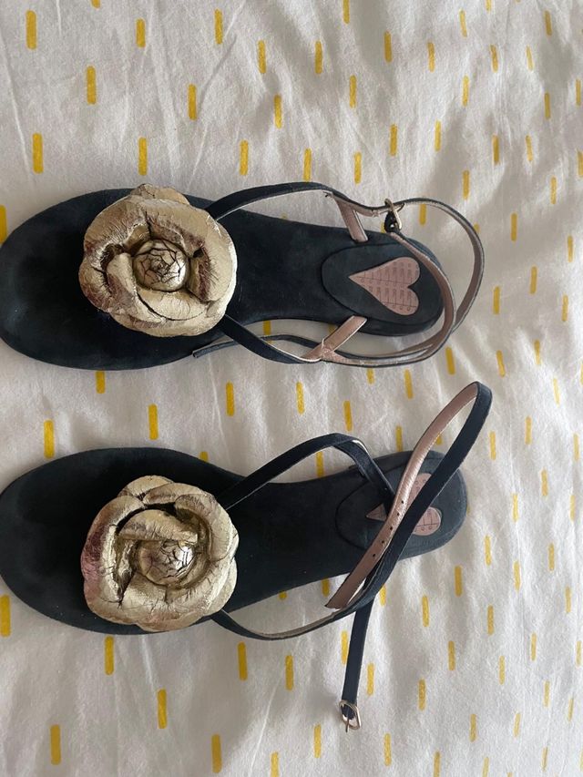 Sandalias To be negras y doradas