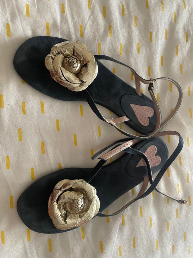 Sandalias To be negras y doradas