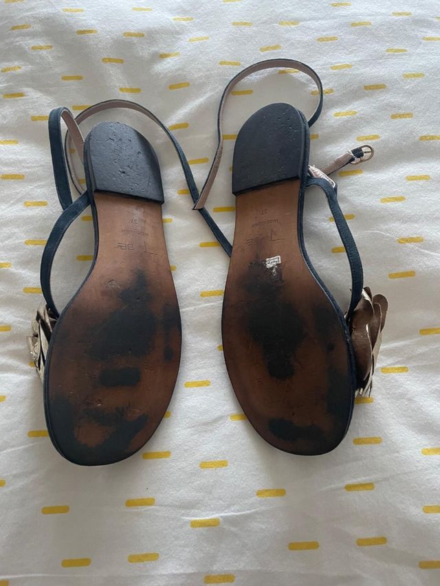 Sandalias To be negras y doradas