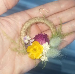 Pendientes de flores preservadas