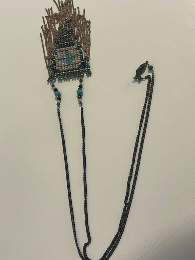 Collar dorado con turquesa