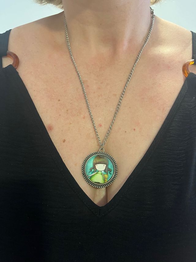 Collar con dije niña - Bisutería