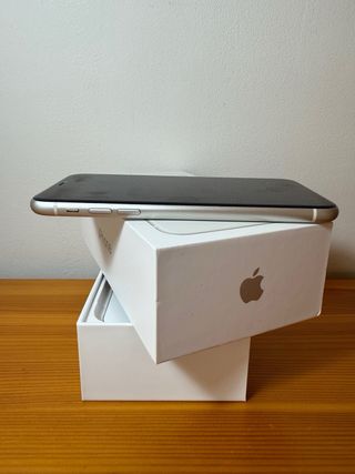 iPhone 11 Blanco 128GB + Fundas y accesorios