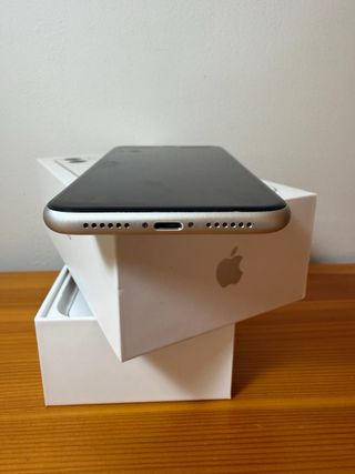 iPhone 11 Blanco 128GB + Fundas y accesorios