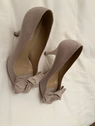 Zapatos tacón beige con lazo