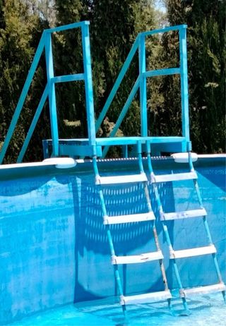 Escalera piscina metal azul