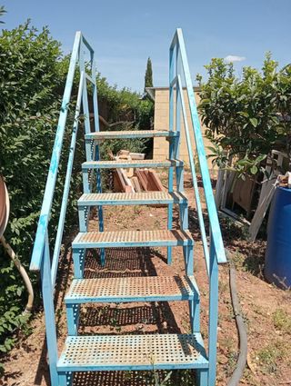 Escalera piscina metal azul
