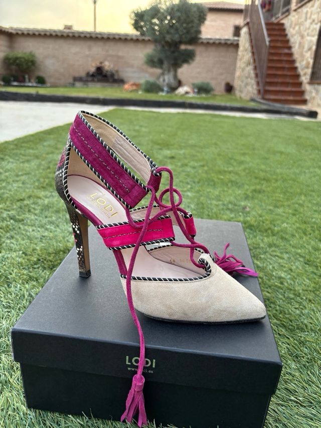 Scarpe da sera beige e rosa.