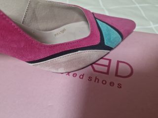 Zapatos de piel con tacón fino. Muy cómodos.