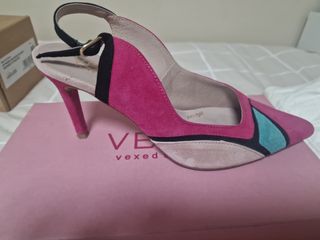 Zapatos de piel con tacón fino. Muy cómodos.