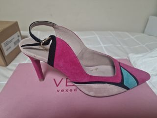 Zapatos de piel con tacón fino. Muy cómodos.