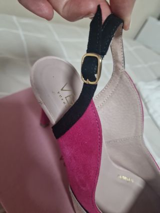 Zapatos de piel con tacón fino. Muy cómodos.