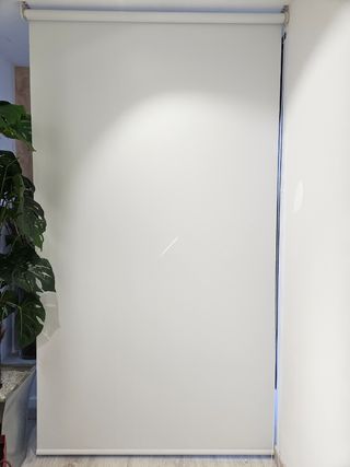 Cortina enrollable blanca