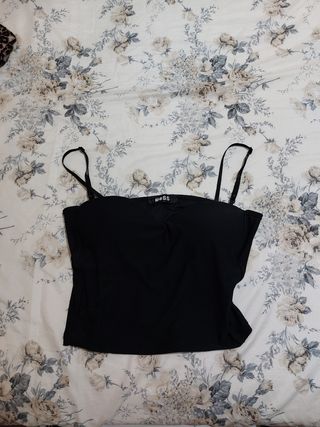 Top a spalle corte