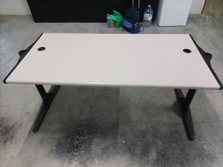 Mesa oficina - beige y negra