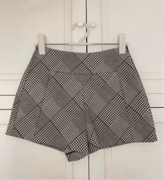 Shorts cuadros beige y negros