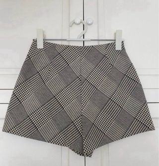 Shorts cuadros beige y negros