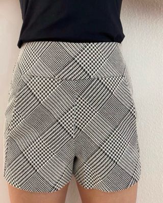 Shorts cuadros beige y negros