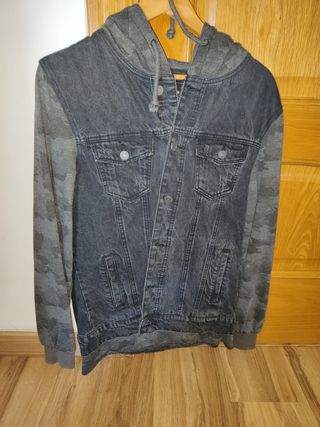Chaqueta vaquera negra con capucha