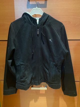 Chaqueta negra con capucha