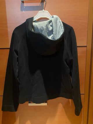 Chaqueta negra con capucha
