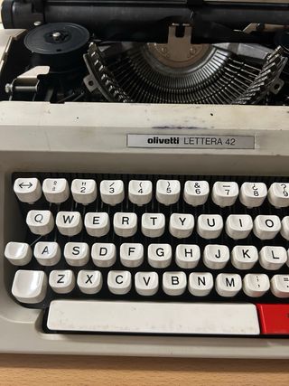Olivetti Lettera 42 - Máquina de escribir
