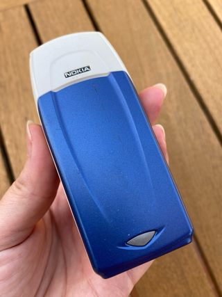 Nokia 6100 + Cargador + Manos Libres HF-3 – Pack Vintage Completo