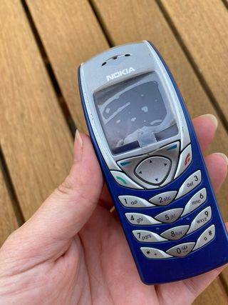 Nokia 6100 + Cargador + Manos Libres HF-3 – Pack Vintage Completo